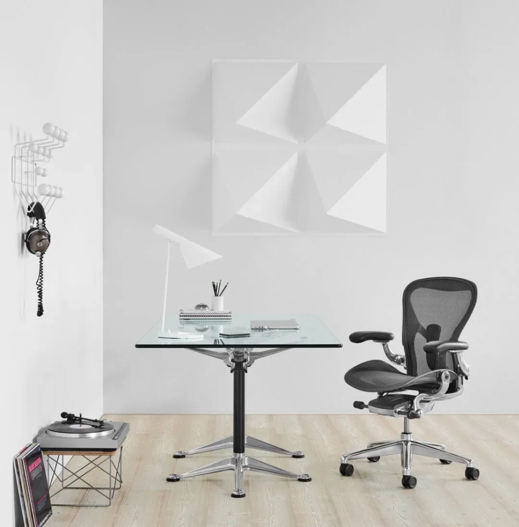 Siège ergonomique Herman Miller Aeron avec structure aluminium et dossier en résille