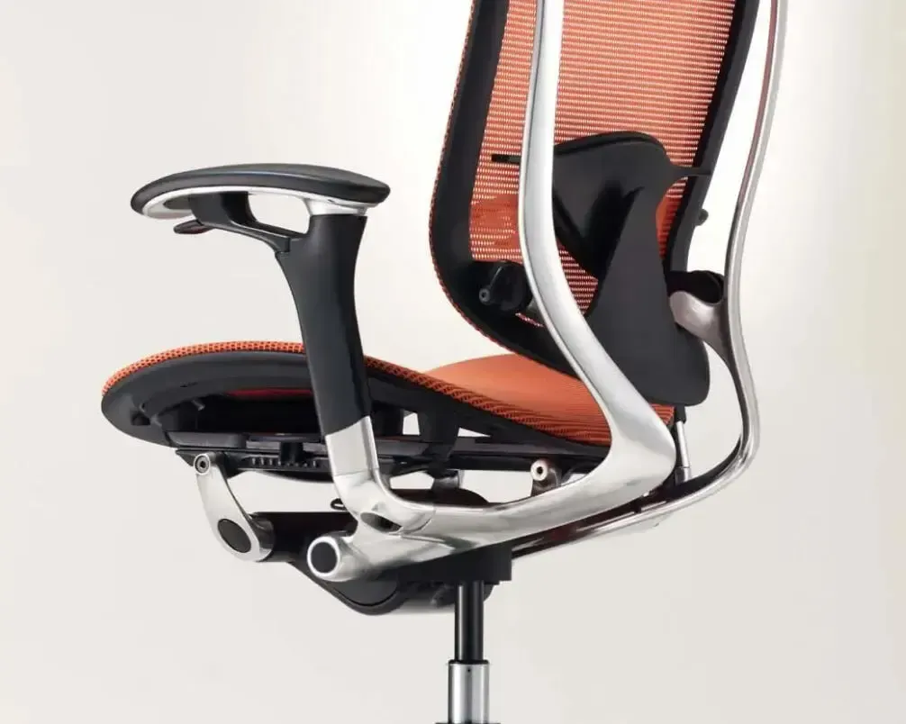 Siège ergonomique Okamura Contessa II avec dossier en résille et accoudoirs réglables